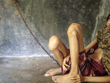Seorang perempuan penderita gangguan jiwa yang dikurung keluarganya di Ponorogo, Jawa Timur. (Human Right Watch).