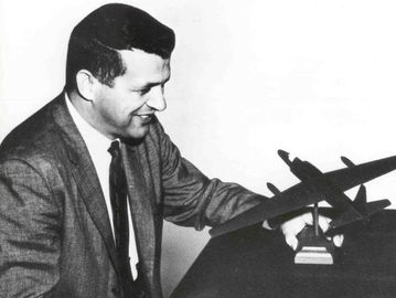 Francis G. Powers dengan miniatur pesawat U-2 (Foto: cia.gov)