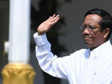 Mahfud MD melambaikan tangannya saat berjalan memasuki Kompleks Istana Kepresidenan, Jakarta, Senin, 21 Oktober 2019. (Wahyu Putro A/ANTARA).