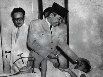 Presiden Sukarno saat mengunjungi seorang anak korban Peristiwa Cikini (Perpustakaan Nasional Republik Indinesia)