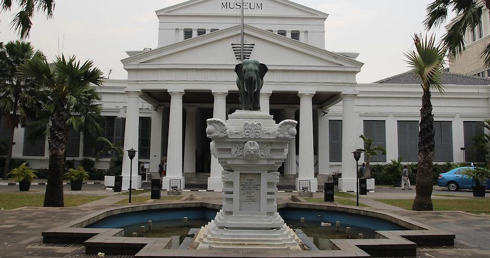 Patuh gajah pemberian Raja Chulalongkorn yang ditukar dengan banyak arca dan relief Borobudur dan candi lainnya. Patung gajah itu dipajang di halaman Museum Nasional sehingga disebut Museum Gajah.