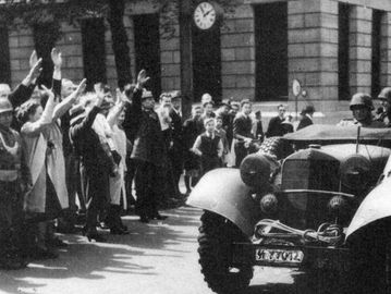 Tentara Waffen SS memasuki Amsterdam etelah Belanda menyerah kepada Nazi-Jerman pada Mei 1940. Foto: pinterest.com.