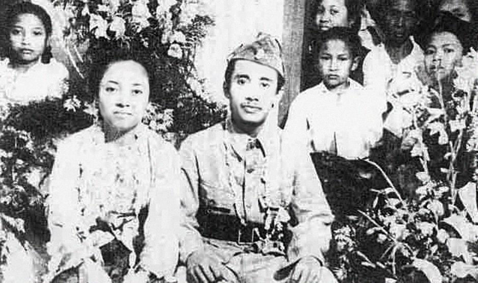Pernikahan Bung Tomo dan Sulistina pada 19 Juni 1947. (Repro Sulistina Soetomo, Bung Tomo Suamiku).