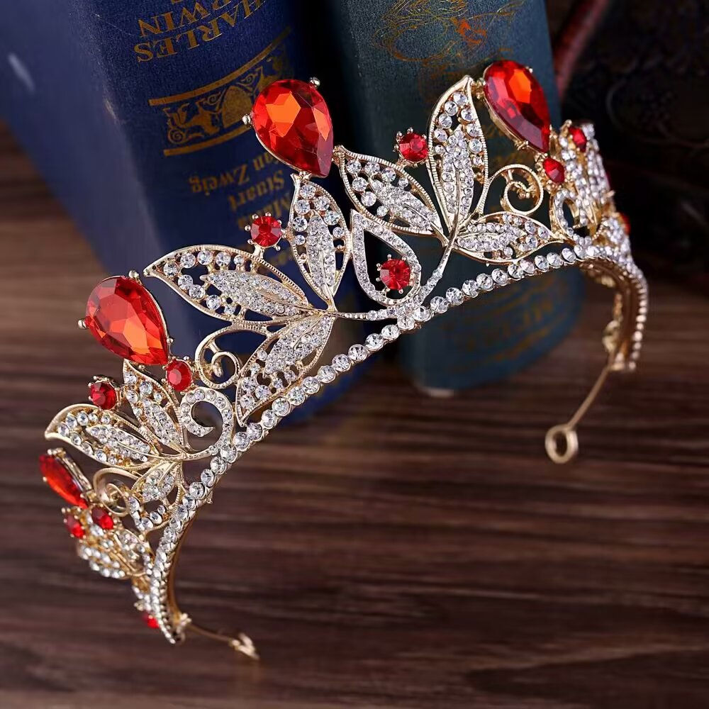 Corona de metal con cristales de vidrio rojo