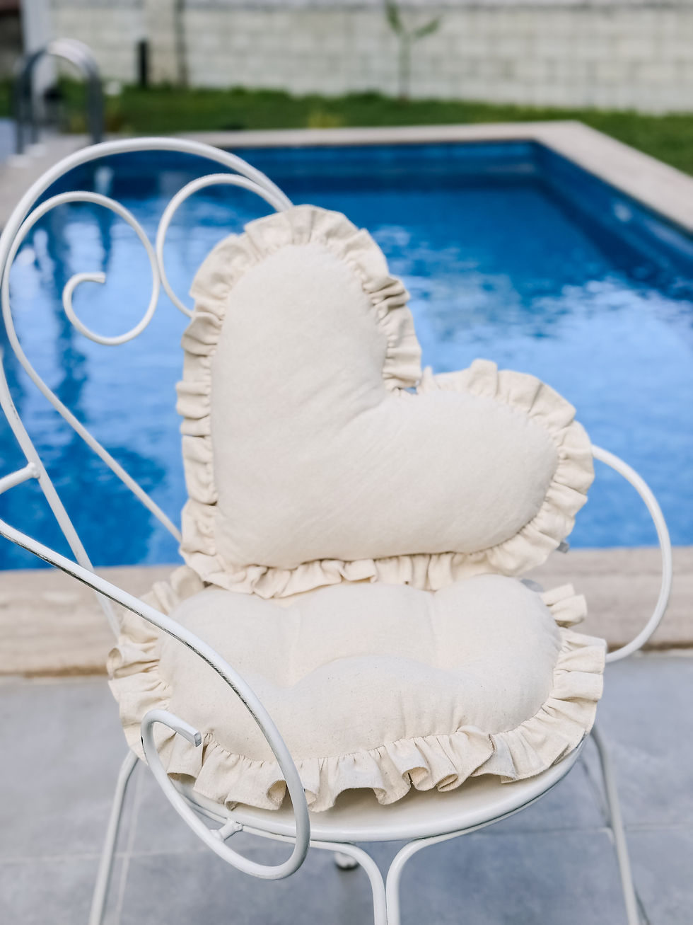 Küçük resim: Natural Kalp Fırfırlı Keten İç Dolgulu Yastık / Kırlent