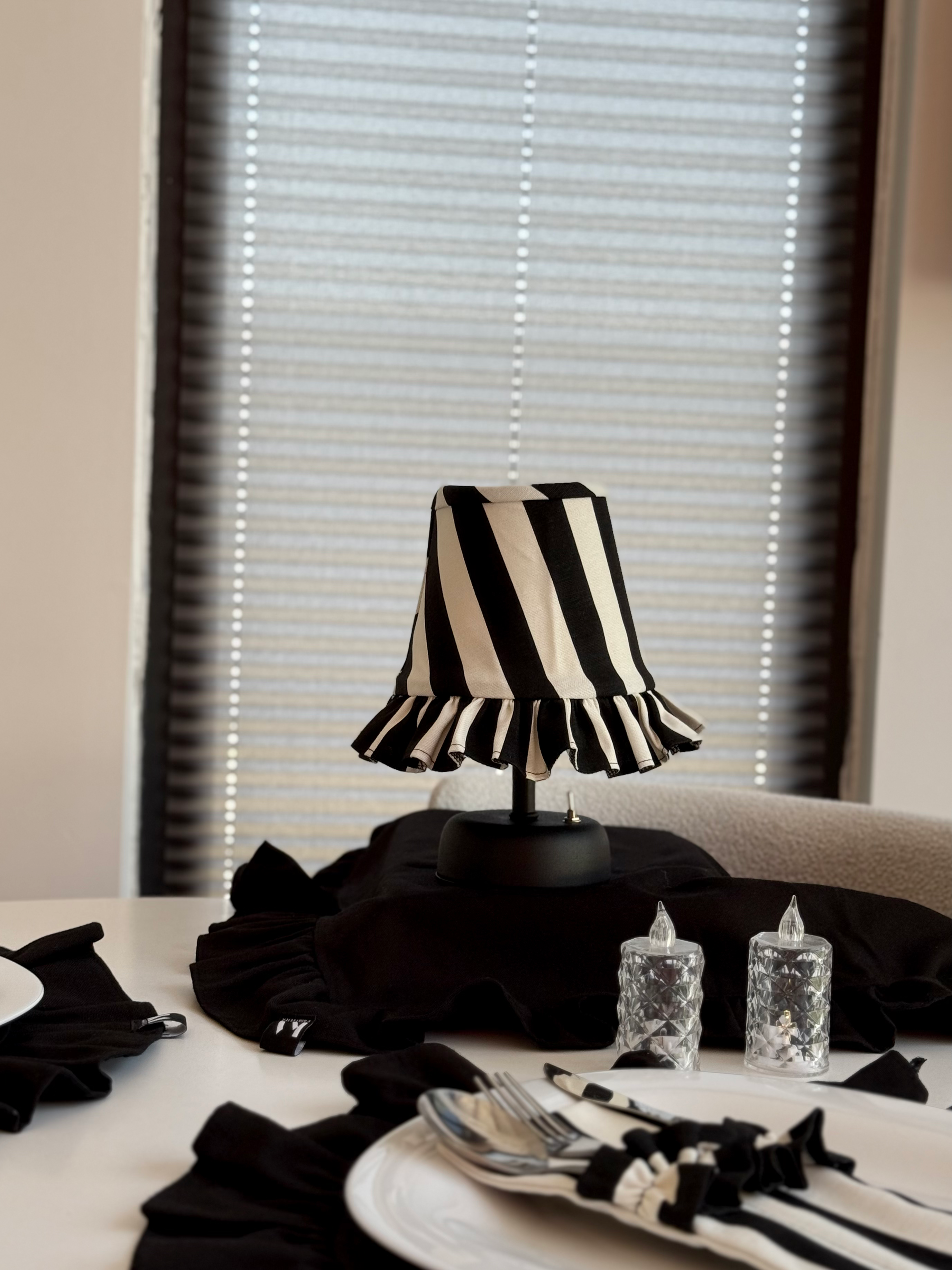 Stripe Keten Fırfırlı  Kablosuz Masa Lambası / Mat Siyah Ayak