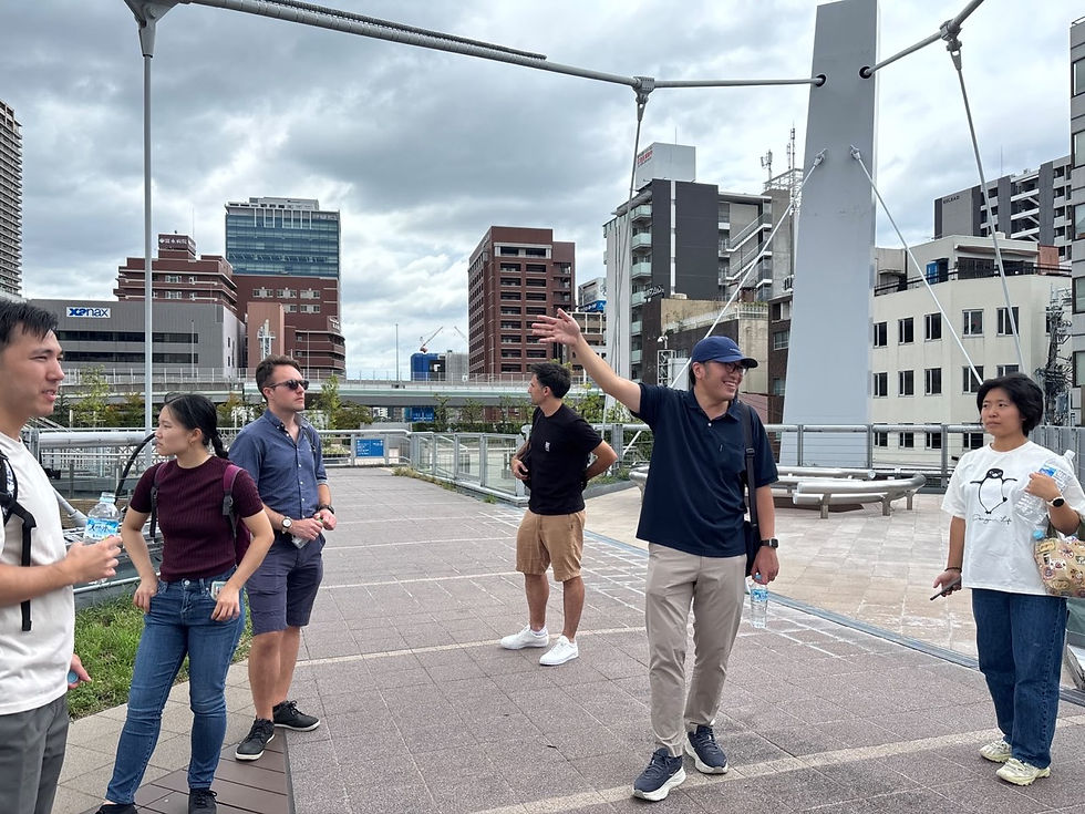 大阪の街歩きで参加者に説明するガイド