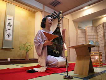 終演後、薩摩琵琶と大きな扇型の撥を説明する櫻井亜木子さん
