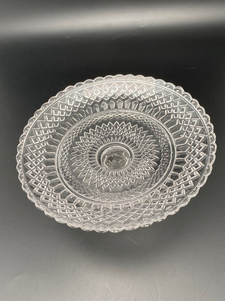 Miniature : Assiette sur pied en verre transparent travaillé