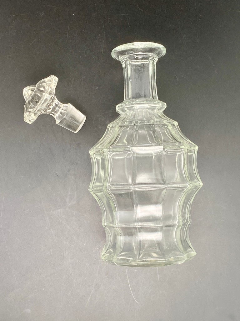Miniature : Carafe en verre à facettes