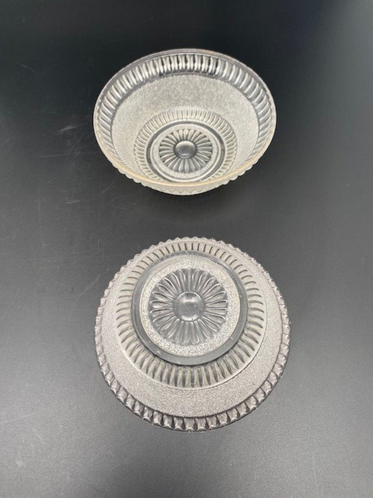 Miniature : Service à dessert avec plat et coupelles en verre travaillé