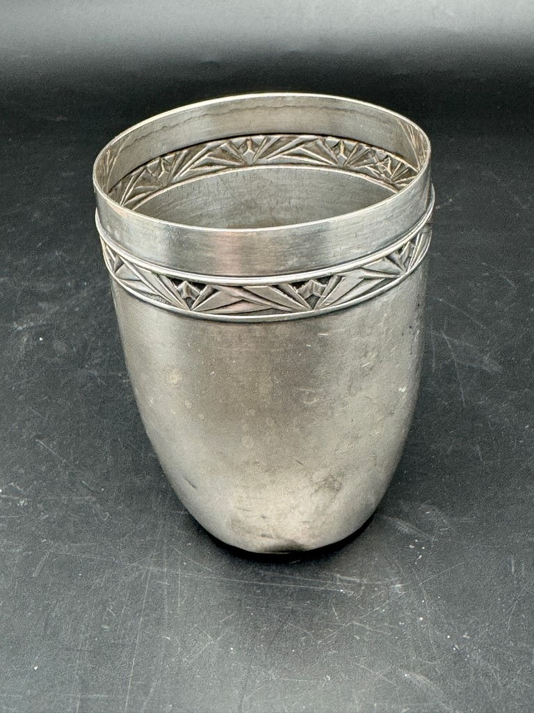 Miniature : Timbale en métal blanc dans sa boîte d'origine