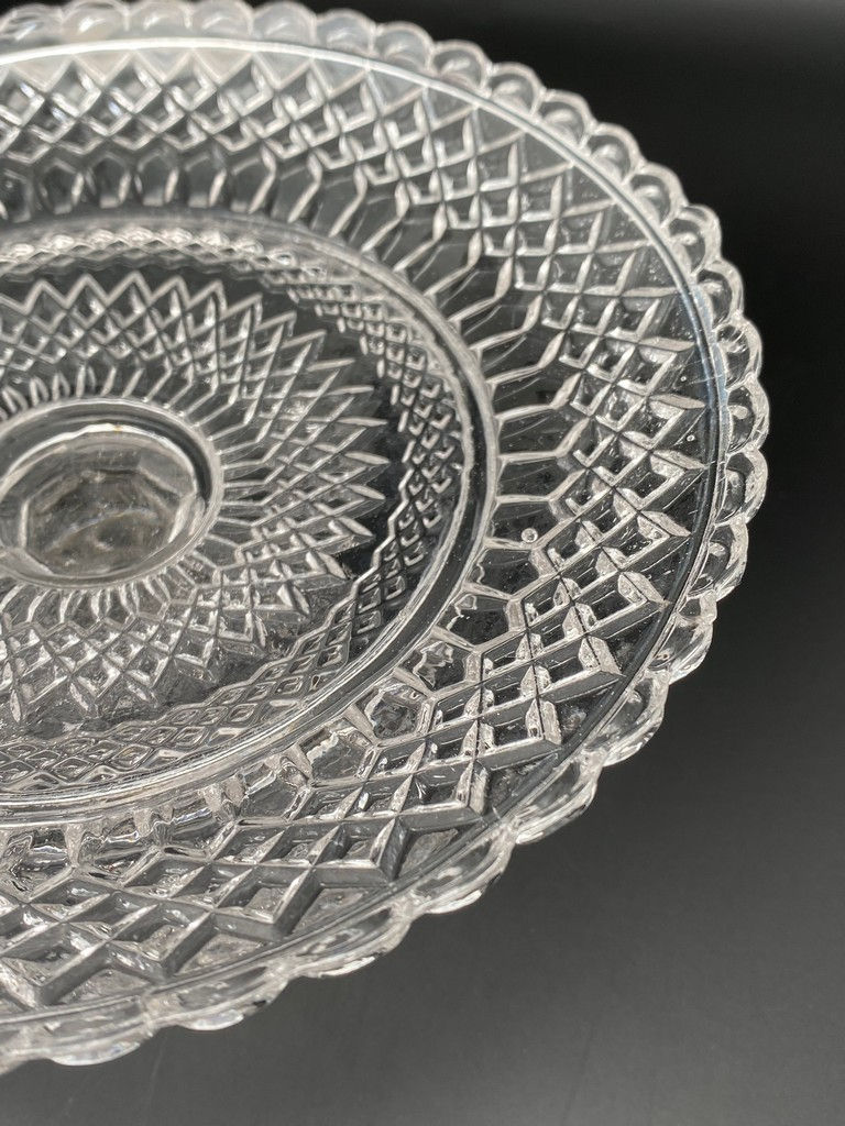 Miniature : Assiette sur pied en verre transparent travaillé