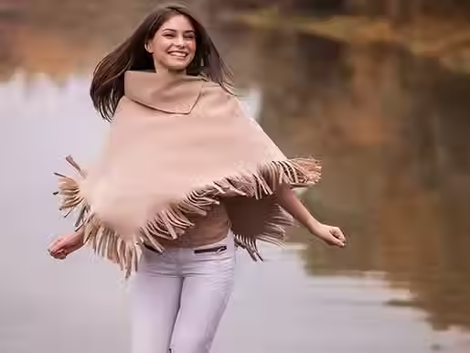 Le grand retour du poncho : une tendance mode qui s’impose durablement