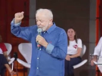"Mulher aprende a tomar toque desde pequena", diz Lula em ato de campanha