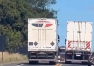Caminhoneiro é flagrado em ultrapassagens perigosas na BR-153 entre Rianápolis e Jaraguá
