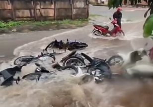 Chuvas intensas alaga ruas, arrasta veículos em Itapaci e assusta moradores