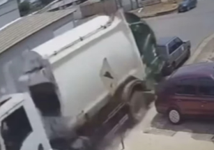 Goiás: Caminhão de coleta de lixo perde controle, arrasta carro e atinge muro