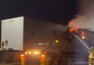Carreta pega fogo na BR-153, próximo a Jaraguá, e Bombeiros combatem as chamas