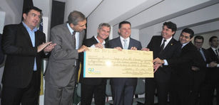 Prefeito Zilomar Oliveira recebe do governador Marconi Perillo a 1ª parcela para asfaltar o Santa Fé
