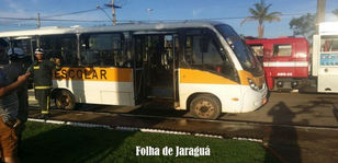 Principio de incêndio atinge ônibus da APAE, fogo é controlado sem nenhum ferido