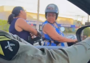 Ceres : Passageira anda sem capacete e alertada pela equipe da PM com bom humor