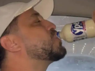 Homem publica vídeo ‘mamando’ detergente Ypê: “Aqui pra você, petista”