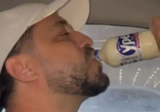Homem publica vídeo ‘mamando’ detergente Ypê: “Aqui pra você, petista”