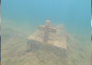 Cemitério submerso reaparece após mais de 30 anos em lago de Goiás