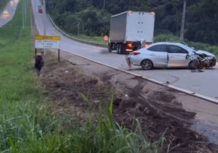 Acidente na GO-070: Veículo despenca em vala após batida entre Inhumas–Itaúçu.