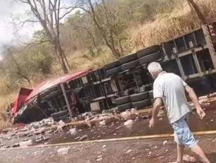 Grave acidente na BR-153 com caminhão da Coca Cola mobiliza socorristas próximo ao posto da Biquinha em Rialma