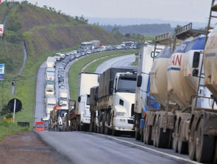 Caminhoneiros autônomos do sul aderem à paralisação nacional marcada esta semana