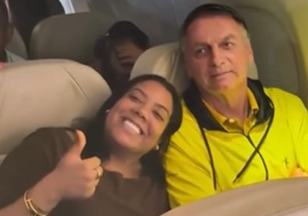 Passageiros fazem fila em avião para tirar fotos com Bolsonaro antes do ato em SP