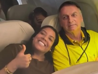 Passageiros fazem fila em avião para tirar fotos com Bolsonaro antes do ato em SP