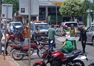 Coletor de lixo é atropelado por motociclista no centro de Jaraguá