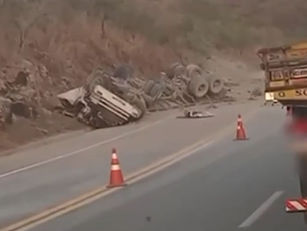 Caminhoneiro morre em acidente com bitrem carregado de cimento na BR-414