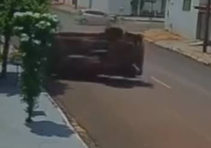 Jataí- GO : Caminhonete capota e vai parar em cima de calçada após colisão com carro