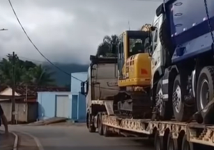 Jaraguá: Caminhão derruba poste na Vila Isaura e deixa a rede elétrica exposta na rua