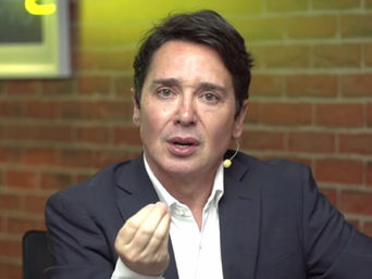 Jornalista explica ausência de Flávio Bolsonaro no debate da Globo e fala sobre interferência do TSE e do STF nas eleições.