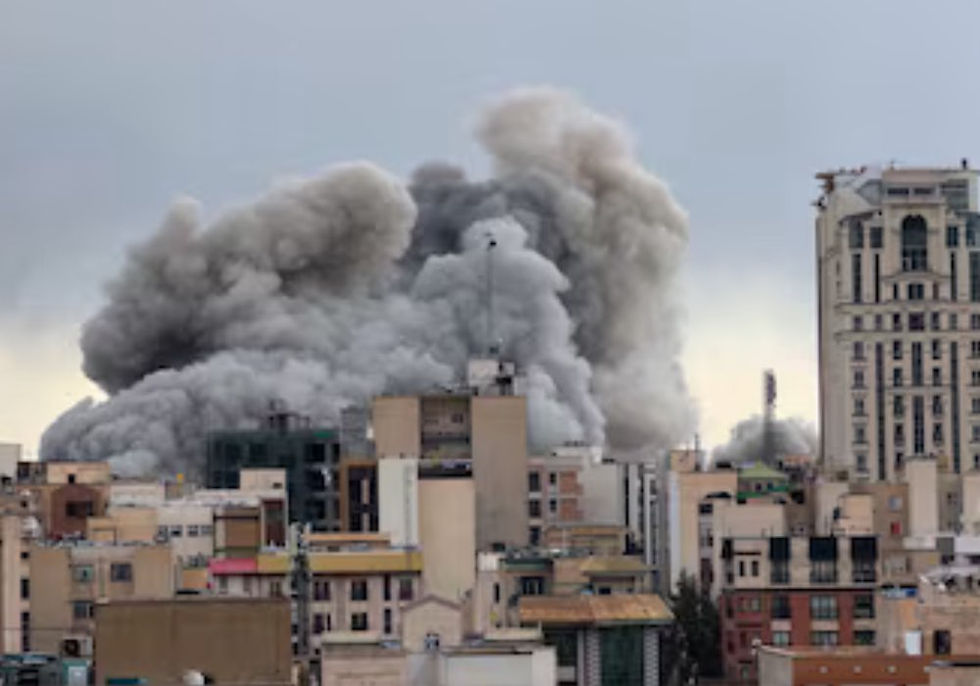 EUA e Israel atingem base da Guarda Revolucionária em Teerã, perto da Praça Azadi