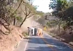 Caminhão tomba na GO-230 e deixa trânsito parcialmente interditado entre Uruana e Rianápolis