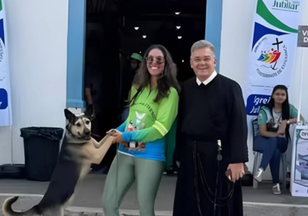 Cadela é adotada após seguir romeira por 150 km até a Festa do Divino Pai Eterno