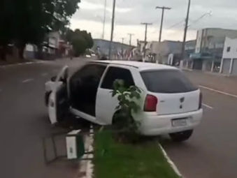 Veículo é abandonado após acidente na Avenida Cristóvão Colombo, em Jaraguá