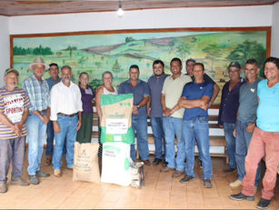 Jesúpolis recebe van do Governo de Goiás e entrega kits do Programa Semear Goiás a produtores rurais