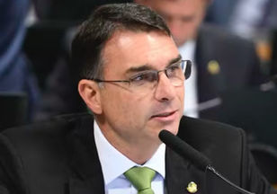 Especialista diz ao Jornal Metrópoles que Flávio Bolsonaro ficará inelegível se condenado por calúnia contra Lula
