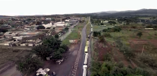 Manifestação de caminhoneiros na BR-153 em Jaraguá, reivindica operação tapa buracos