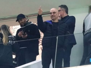 Jornal demite fotógrafo que flagrou gesto obsceno de Moraes em estádio