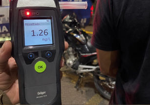 Recorde no bafômetro: Motorista é preso após teste apontar 1,26 mg/L de álcool e polícia descobrir moto adulterada