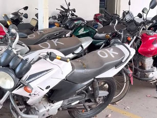 PM apreende diversas motocicletas irregulares em Jaraguá; flagrantes incluem escapamentos adulterados e manobras perigosas