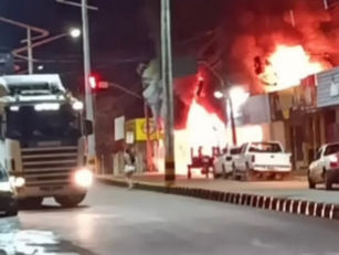 Incêndio de grandes proporções atinge Supermercado em Barro Alto
